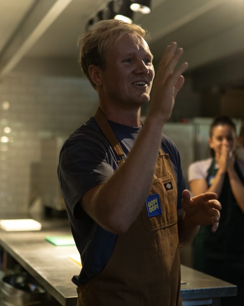 Gopal geeft kookworkshop